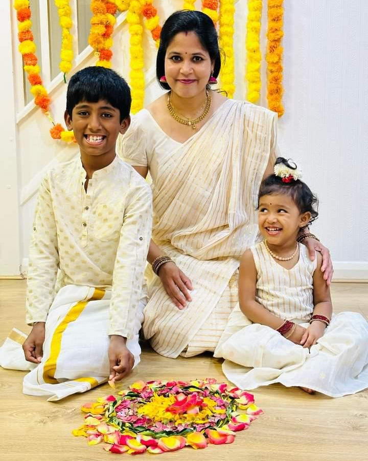 Mom & Kids Ethnic Twinning